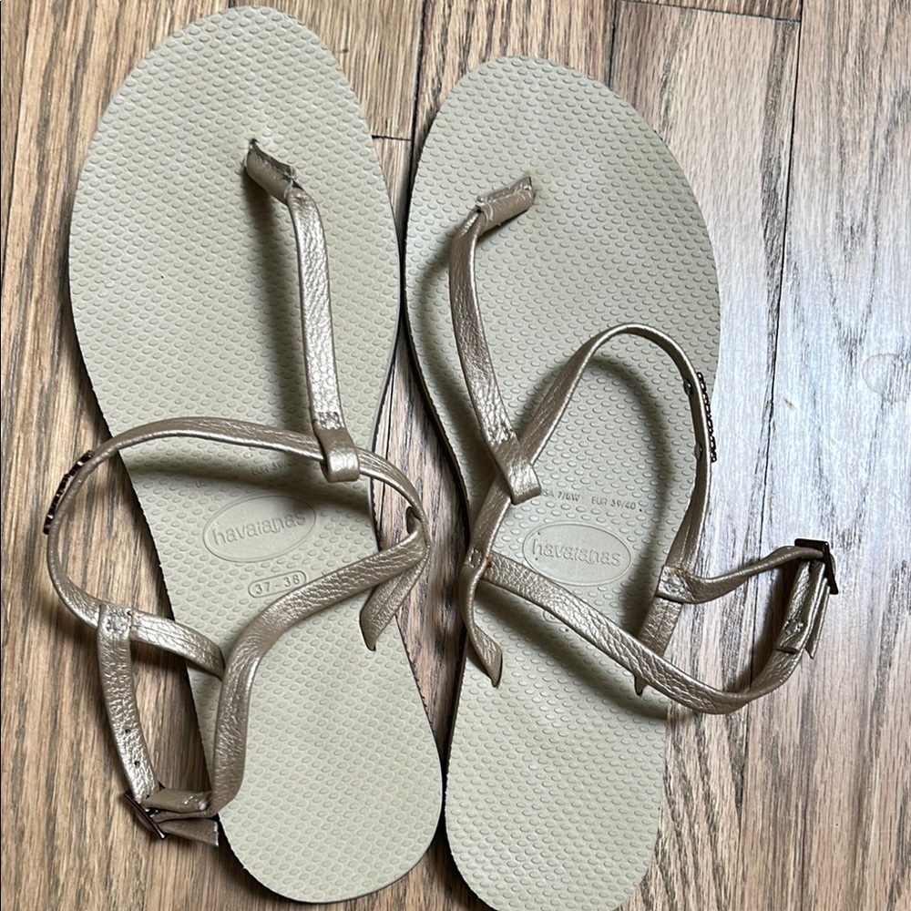 Havaianas Tan Minimalist Sandals with Strappy Design